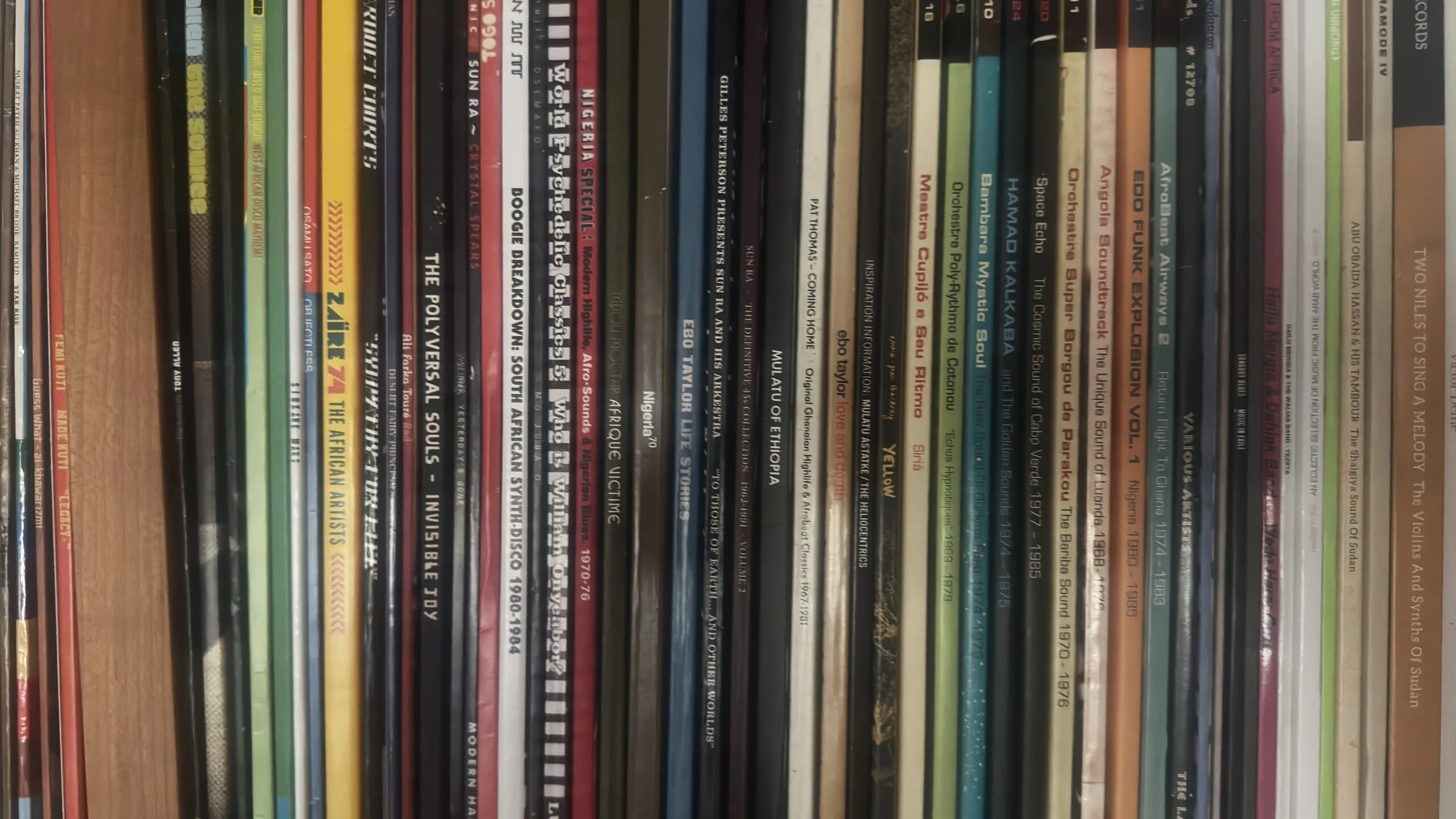 Reihe eng stehender Vinylplattencover in verschiedenen Farben